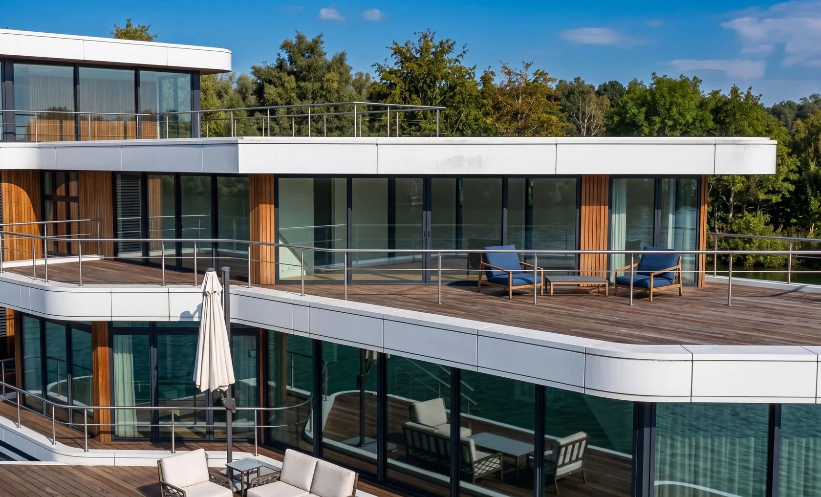 House Boat gallery image 3.1