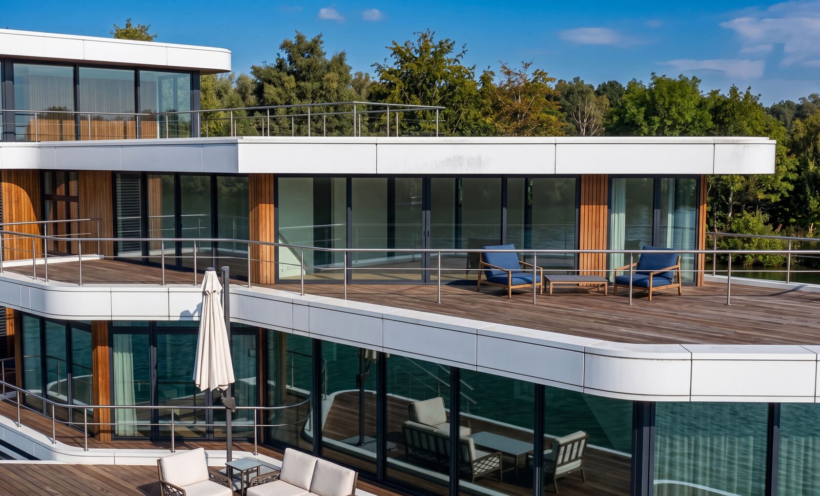 House Boat gallery image 6.2