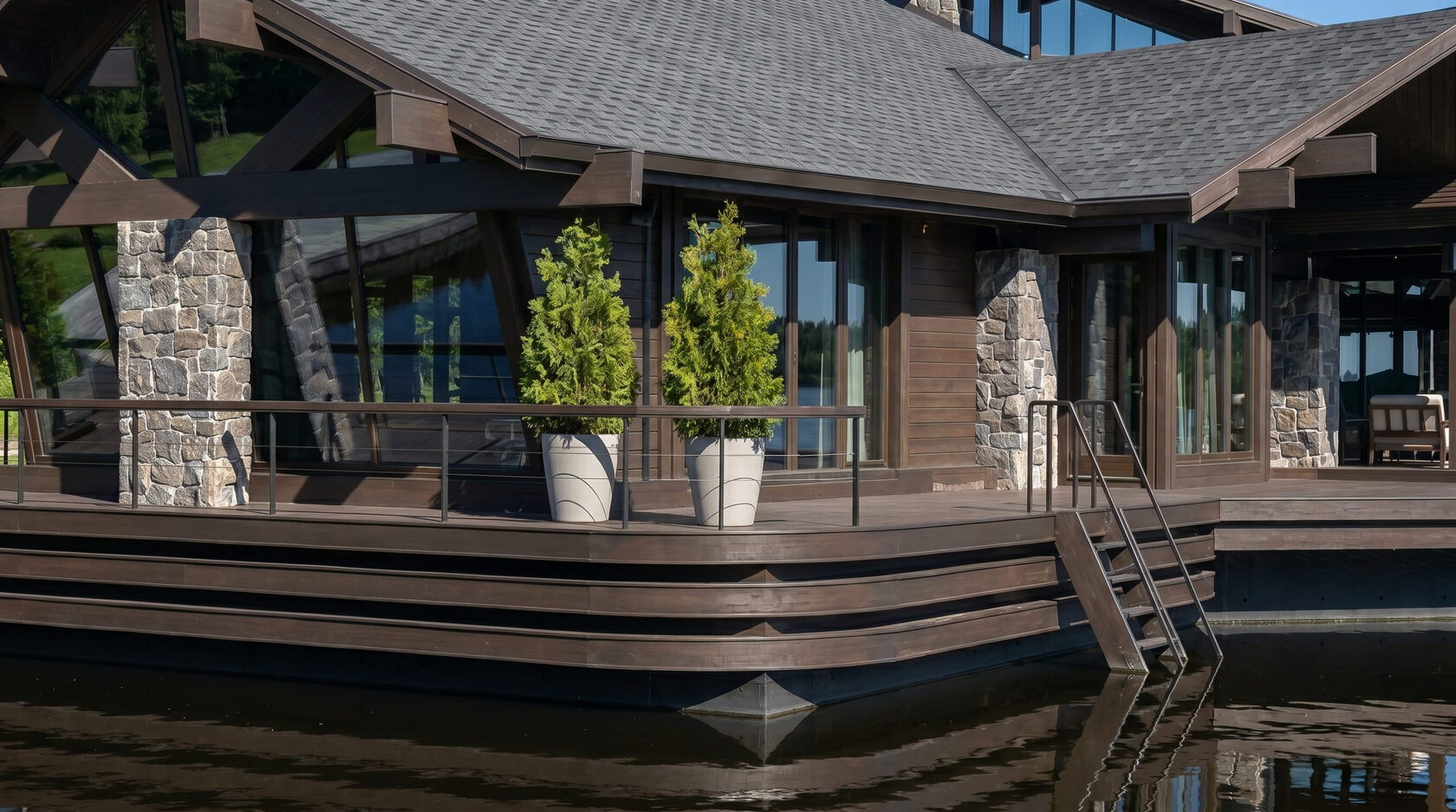 House Boat in the Style of a Chalet gallery image 4.2